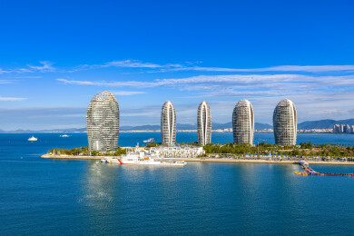 航拍蓝天下的海南三亚凤凰岛地标建筑风光