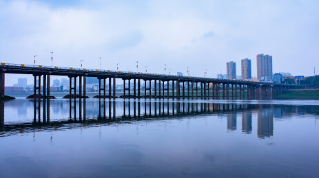 江面大桥城市倒影