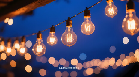 夜幕下暖黄灯串营造浪漫氛围