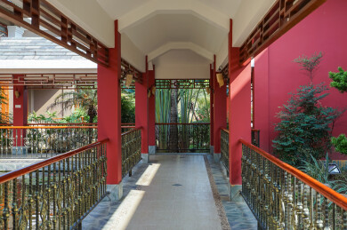 广东岭南风格建筑，红色廊道庭院景观