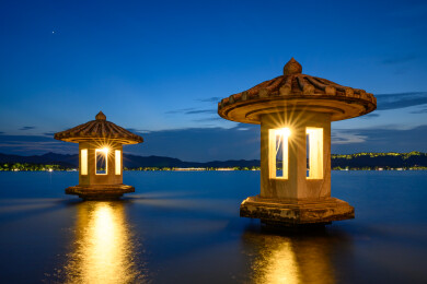 西湖翠光亭畔蓝调夜景