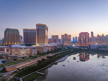 澳门氹仔路氹城夜景建筑群倒影