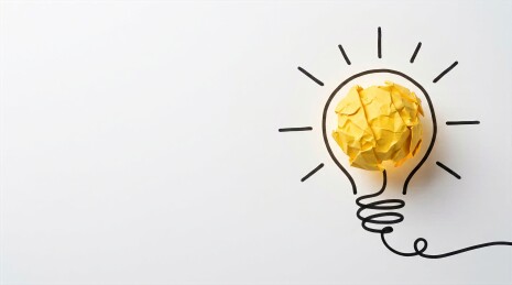 黄色揉纸团创意灯泡发光灵感概念
