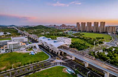 夏日傍晚 宁马城际铁路马鞍山阳湖站风光