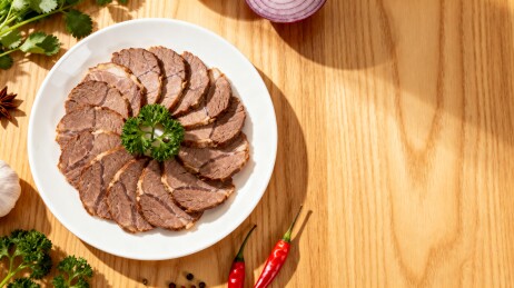 精美切片牛肉配香料摆盘