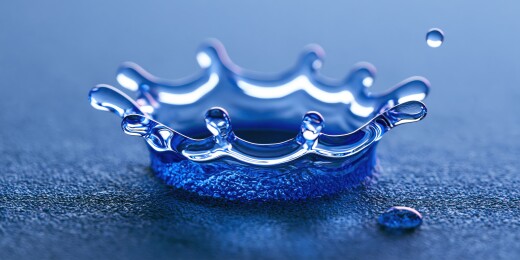 水滴在桌面形成皇冠状飞溅瞬间3D背景插画