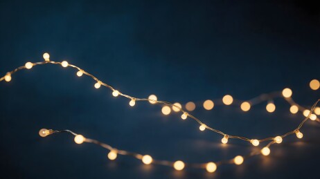 暖黄灯串点缀深蓝夜空