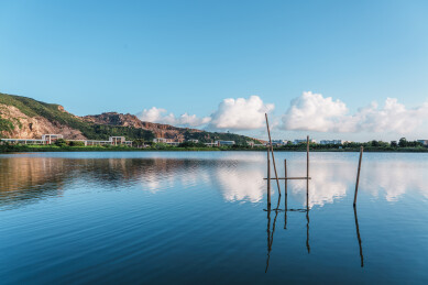 珠海高栏港晴天湖面倒影自然风景