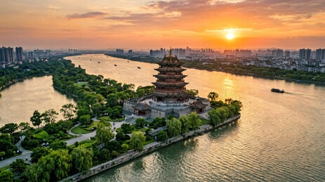 夕阳下江心古塔与城市天际线