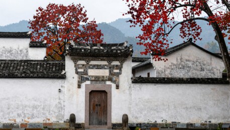 白墙黛瓦古建筑配红叶山景