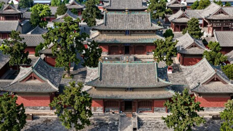 古建筑群俯瞰图青瓦红墙绿树环绕