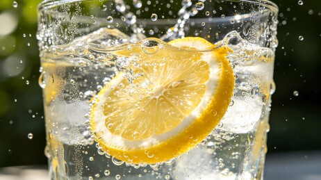 加柠檬片冰块的气泡水杯