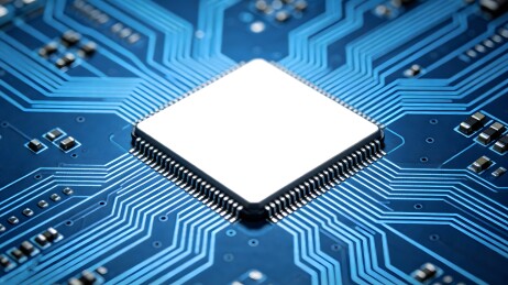 蓝色电路板上的芯片特写