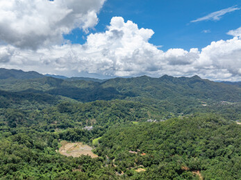 海南五指山连绵群山与蓝天白云景观