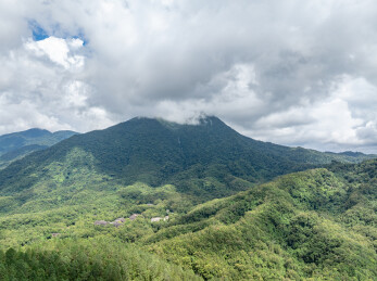 海南热带雨林五指山连绵青山