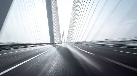 高速公路上的斜拉桥视角