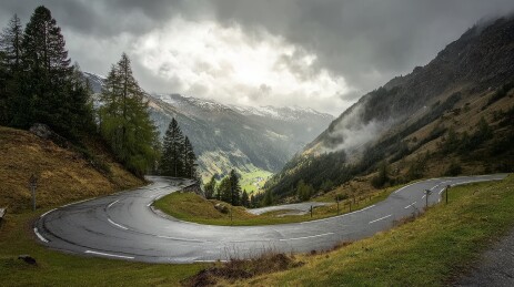 蜿蜒山路穿行于云雾山间
