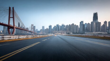 红色斜拉桥连接城市天际线公路