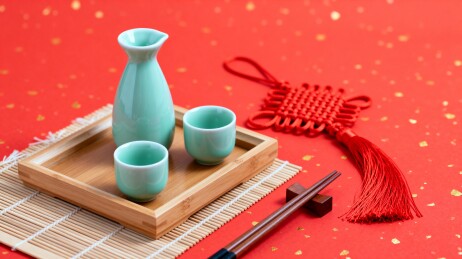 红色背景上的青瓷酒具与中国结