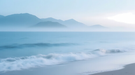 蓝色海浪轻拍海岸