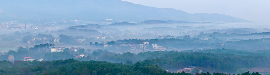 湖南祁东灵官镇薄雾笼罩山林间村庄远景