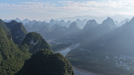 广西阳朔：相公山朝霞如画