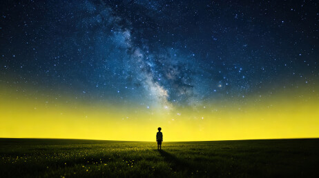 星空草原上仰望银河的少年背影