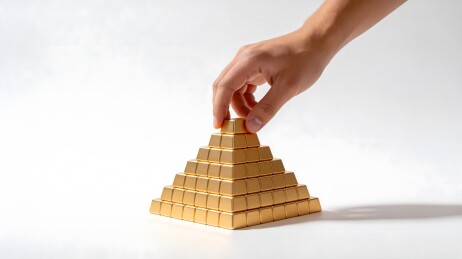 手搭金字塔金块象征财富积累