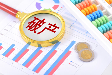 金融办公用品上的放大镜印着文字破产