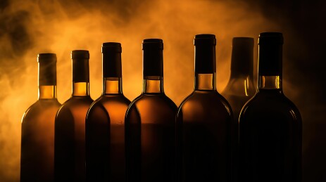 葡萄酒瓶并排排列，奢华酒类广告摄影