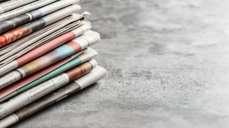 极简新闻媒体静物摄影，报纸堆叠艺术图侧