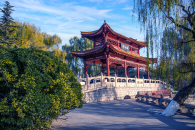 山东济南章丘百脉泉万泉湖畔绣江亭
