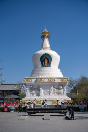 沈阳东塔永光寺覆钵式佛塔广场香炉朝拜者