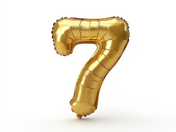 白色背景下的金色充气气球金箔数字“7”气
