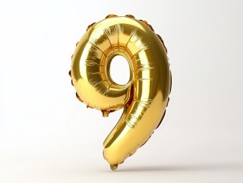 白色背景下的金色充气气球金箔数字“9”气