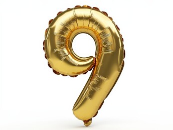 白色背景下的金色充气气球金箔数字“9”气