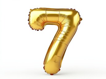 白色背景下的金色充气气球金箔数字“7”气