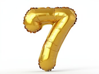 白色背景下的金色充气气球金箔数字“7”气