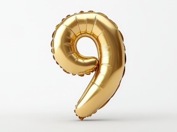 白色背景下的金色充气气球金箔数字“9”气