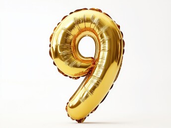 白色背景下的金色充气气球金箔数字“9”气