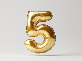 白色背景下的金色充气气球金箔数字“5”气