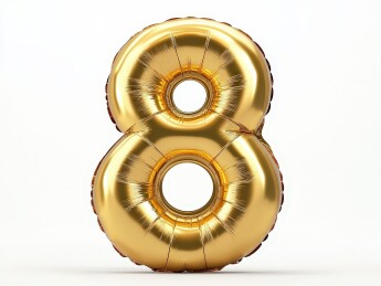白色背景下的金色充气气球金箔数字“8”气