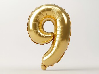 白色背景下的金色充气气球金箔数字“9”气