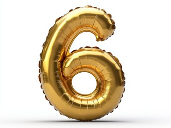白色背景下的金色充气气球金箔数字“6”气