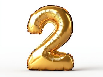白色背景下的金色充气气球金箔数字“2”气
