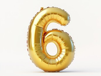 白色背景下的金色充气气球金箔数字“6”气