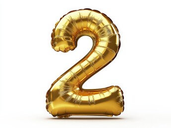 白色背景下的金色充气气球金箔数字“2”气