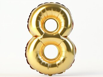 白色背景下的金色充气气球金箔数字“8”气