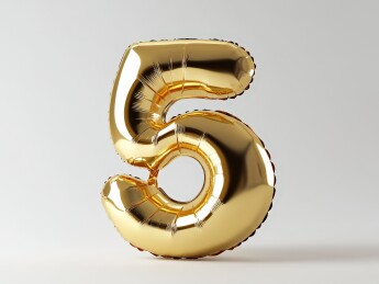 白色背景下的金色充气气球金箔数字“5”气