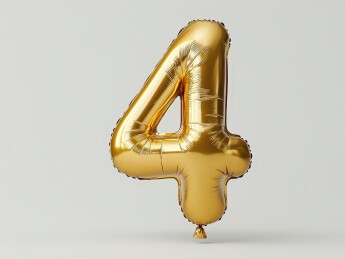 白色背景下的金色充气气球金箔数字“4”气